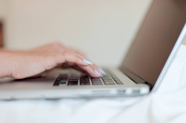 Робота в ліжку вранці з ноутбуком, що представляє роботу онлайн спілкування онлайн-концепція роботи у відпустці
 - Фото, зображення