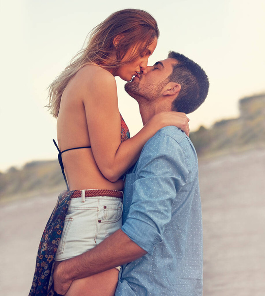 Um doce romance de verão. um jovem casal afetuoso na praia - Foto, Imagem