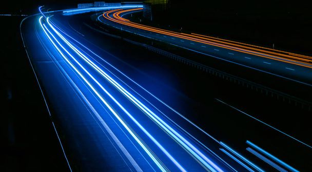 światła samochodów jadących nocą. długotrwałe narażenie - Zdjęcie, obraz