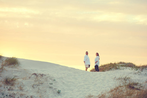 Pojď a dej si s námi písek. dospělí lidé stojící na písečné duně na pláži - Fotografie, Obrázek