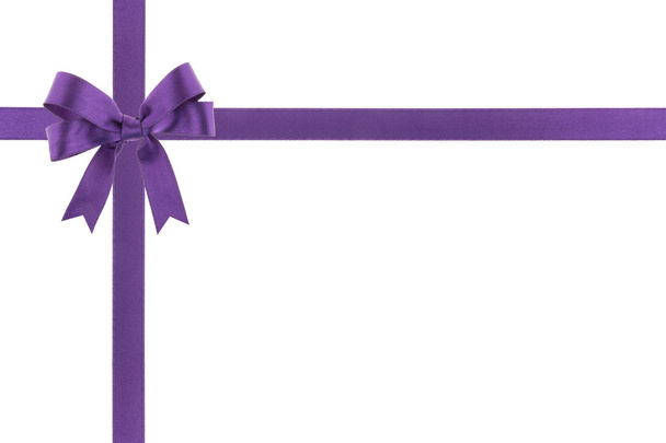 Ruban violet avec un noeud sur fond blanc
 - Photo, image