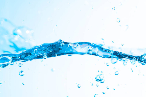 Фон зображення рухомої води в хвилях ізольовано на білому тлі, чиста вода, водяні бульбашки, макро
 - Фото, зображення
