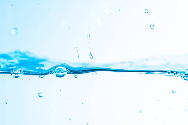 Hintergrundbild von sich bewegendem Wasser in Wellen isoliert auf weißem Hintergrund, klarem Wasser, Wasserblasen, Makro - Foto, Bild