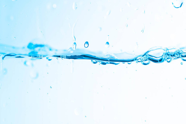 Hintergrundbild von sich bewegendem Wasser in Wellen isoliert auf weißem Hintergrund, klarem Wasser, Wasserblasen, Makro - Foto, Bild