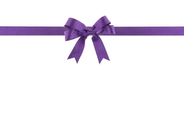Cinta púrpura con un lazo sobre fondo blanco
 - Foto, Imagen