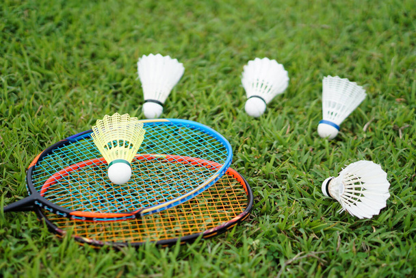 Selektiver Fokus auf den gelben Federball im Badmintonschläger. Konzept, Sportgeräte, Sport und Bewegung für die Gesundheit, Freizeitaktivität.          - Foto, Bild