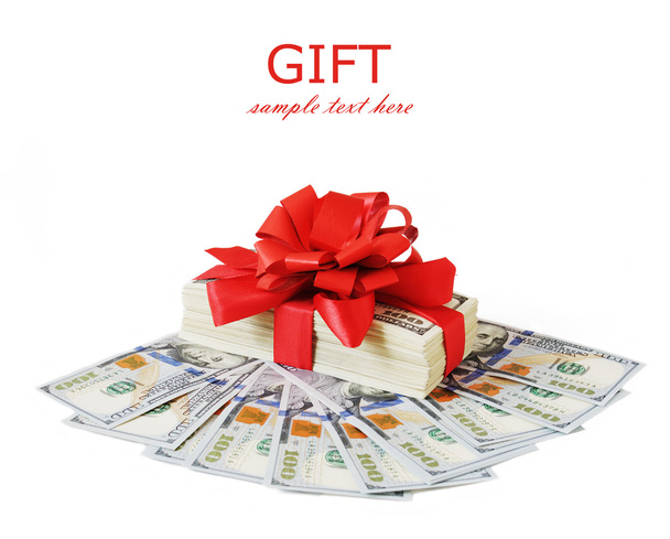 χρήματα δώρο (μεγάλη στοίβα δολάρια με κόκκινο τόξο που απομονώνονται σε λευκό φόντο) - Φωτογραφία, εικόνα