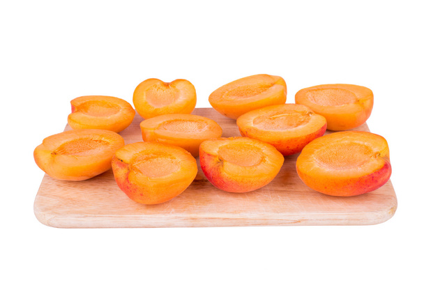 abricots coupés en deux sur la planche de cuisine
 - Photo, image