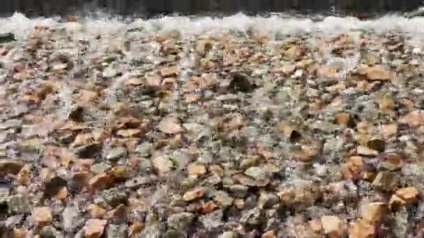 El agua fluye sobre las piedras. Imágenes de alta calidad 4k - Metraje, vídeo