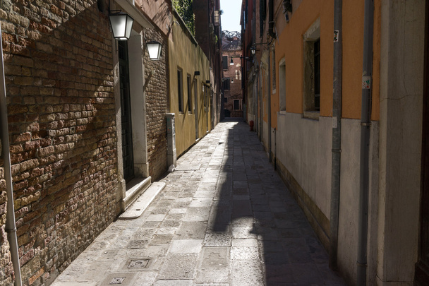 Pequeño callejón en Venecia
 - Foto, imagen