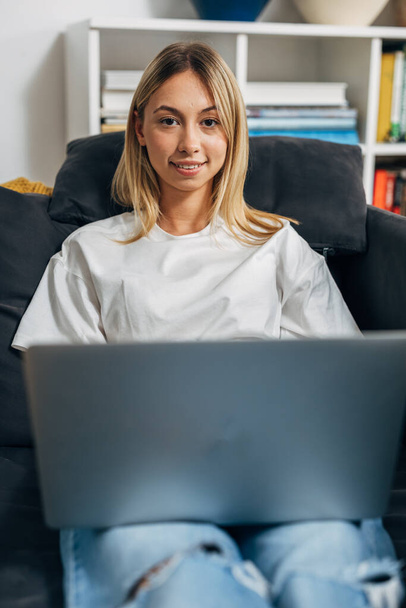 Front view of a young female freelancer working from home - Foto, afbeelding
