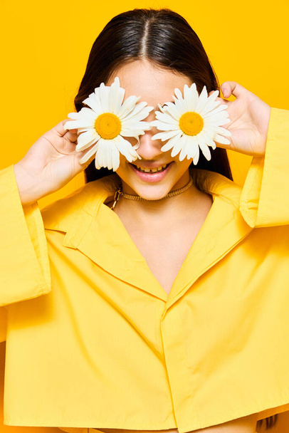 γυναίκα μοντέλο μόδας λουλούδι όμορφη φύση πέταλο ειδύλλιο νεαρό πορτρέτο χαμόγελο ημέρα θετική φυσική γυναίκα πρόσωπο ελευθερία έννοια ευτυχία χαμομήλι κίτρινο απομονωμένο - Φωτογραφία, εικόνα