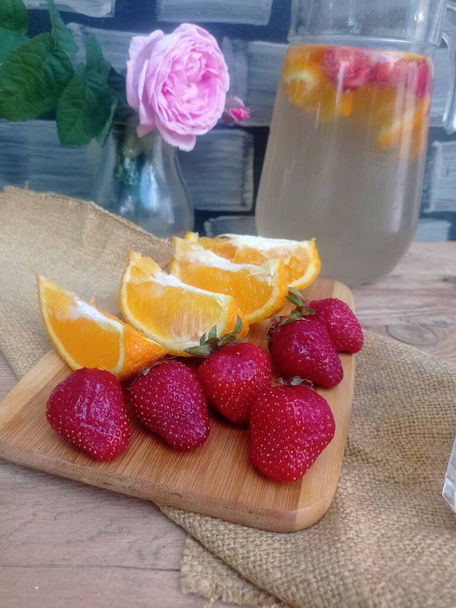 Bevanda di frutta con bacche fresche congelate, - Foto, immagini