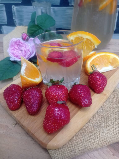 Фруктовий напій зі свіжими ягодами Заморожений
, - Фото, зображення
