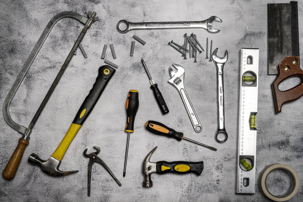 Un tas de clés et d'outils sur une surface blanche et grise - Photo, image