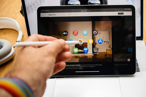 Paris, France - Jun 6, 2023: Ручна вказівка з олівцем на кілька додатків на дисплеї iPad демонструє Apple Vision Pro змішану реальність XR. Ціна 3499 доларів - майбутнє комп "ютерних технологій - Фото, зображення