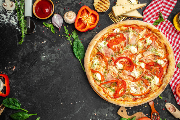 pizza con jamón, champiñones, pepino y queso en escabeche, almuerzo de comida rápida, vista superior, - Foto, Imagen