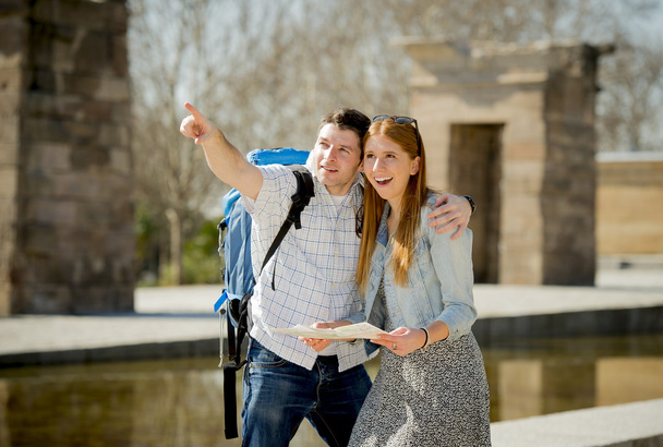 Estudiante estadounidense y pareja de turistas leyendo mapa de la ciudad en concepto de turismo
 - Foto, imagen
