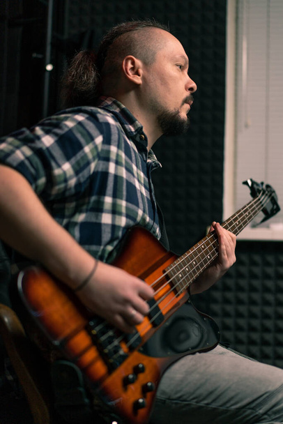 レコーディングスタジオでエレクトリックギターとロックパフォーマー 独自のトラック楽器弦楽器を演奏するメロディ - 写真・画像