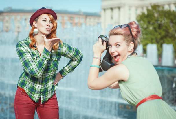 zwei schöne Hipster-Mädchen beim Fotografieren vor der Filmkamera  - Foto, Bild