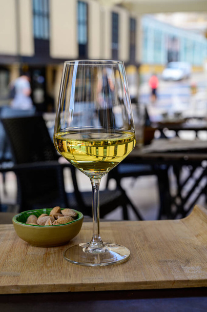 Pití studeného španělského rueda verdejo bílého vína s výhledem na starou ulici Oviedo, Španělsko - Fotografie, Obrázek