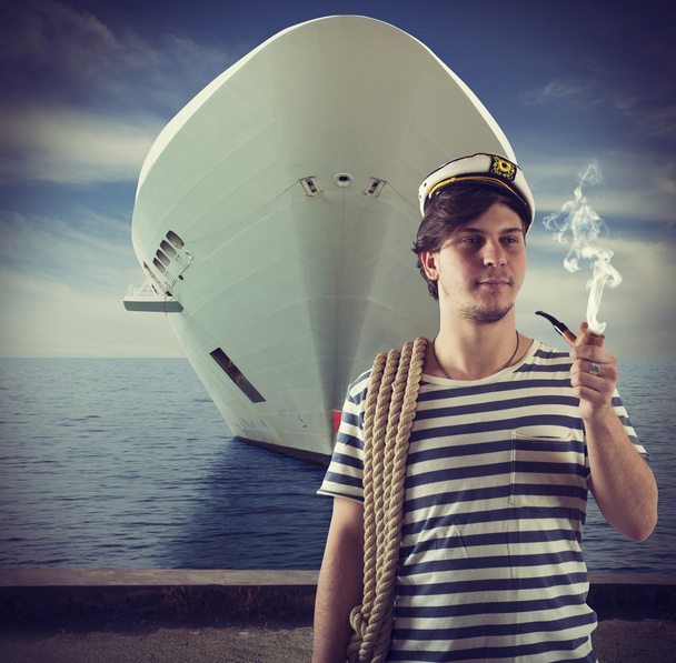 Ναύτης καπνίζει μπροστά από το πλοίο - Φωτογραφία, εικόνα