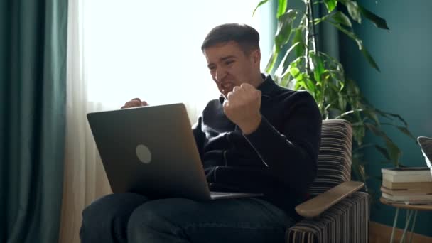 Uplakaný muž s laptopem v ruce vyjadřuje zuřivou úzkost uvnitř. Emocionální, syrová gesta ve stylu webcore. Gripping vyobrazení agónie - Záběry, video