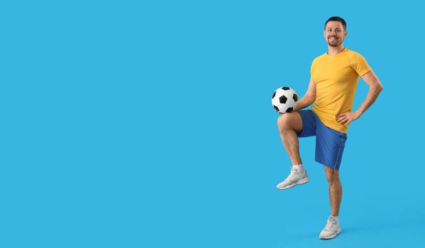 Άνθρωπος που παίζει ποδόσφαιρο σε μπλε φόντο με χώρο για κείμενο - Φωτογραφία, εικόνα
