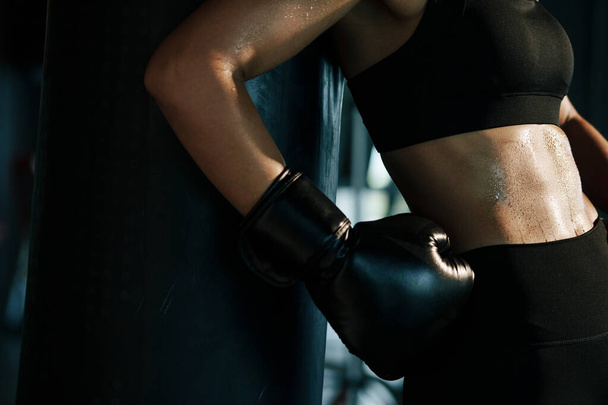 Fitness mulher desportiva mostrando seu corpo bem treinado abdominais fortes mostrando. - Foto, Imagem