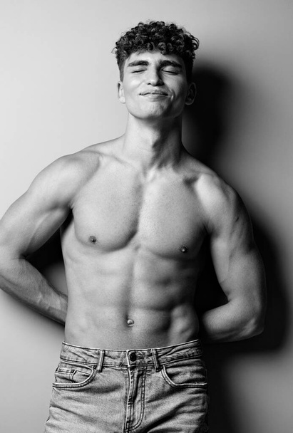 Mann attraktiv Athlet trendy Bodybuilder männlich Trend Modell Sport schwarz und weiß Person Mode Jeans hemdlos nackte Bizeps gesund - Foto, Bild