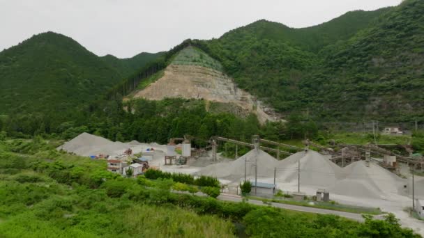 Bosque de montaña despojado y montones de material en mina a cielo abierto. Imágenes de alta calidad 4k - Metraje, vídeo
