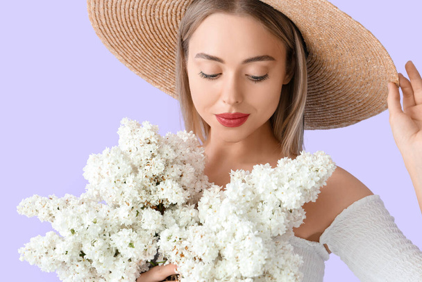 Mladá žena s šeříkové květy na barevném pozadí, detailní záběr - Fotografie, Obrázek