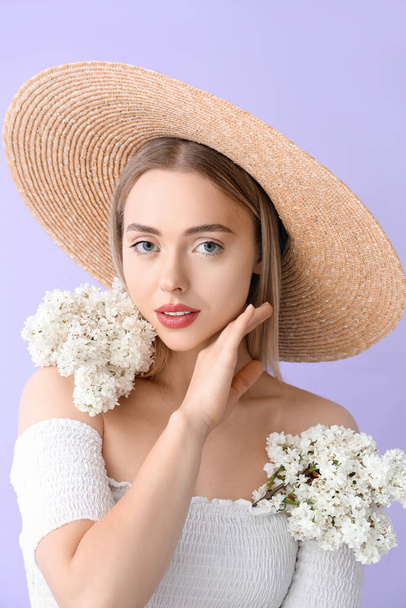 Young woman with lilac flowers on color background, closeup - Foto, Imagem