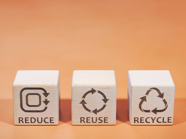 Μείωση, επαναχρησιμοποίηση και ανακύκλωση συμβόλων ως έννοια της κατανάλωσης πόρων - Φωτογραφία, εικόνα