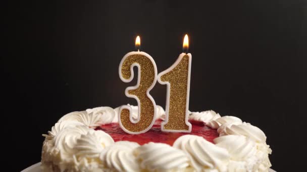 番号31の形でキャンドルは、休日のケーキに挿入され、吹き飛ばされます。誕生日やランドマークイベントを祝う。お祝いのクライマックス. - 映像、動画