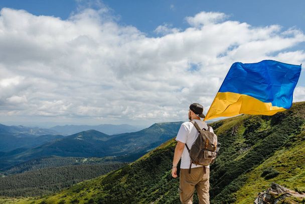 Τουριστική στα βουνά με την ουκρανική σημαία - Φωτογραφία, εικόνα