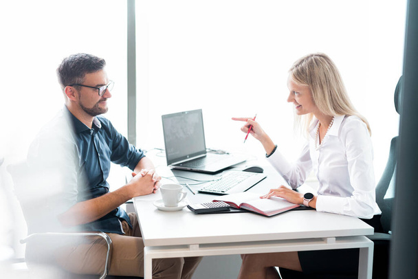 Business meeting. Client consulting. Confident business woman, real estate agent, financial advisor explaining details of project or financial product to client in office - Foto, immagini
