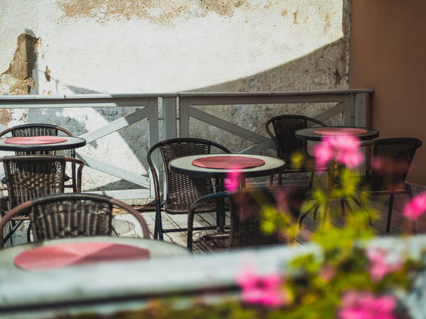 mesas de terraço e cadeiras em um pequeno café - Foto, Imagem