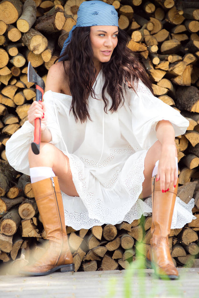 retrato de una hermosa joven con un tronco de madera en la cabeza  - Foto, Imagen