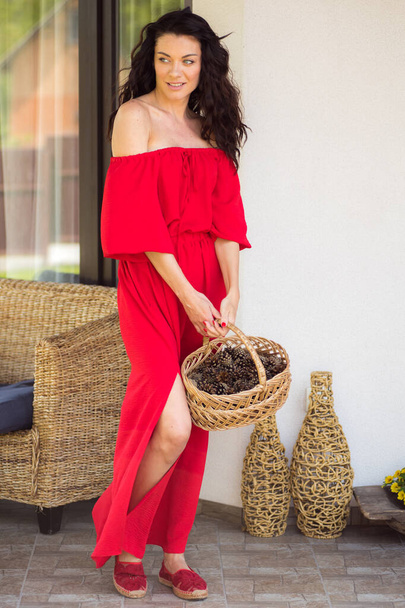 Jeune femme en robe rouge dans le jardin
  - Photo, image