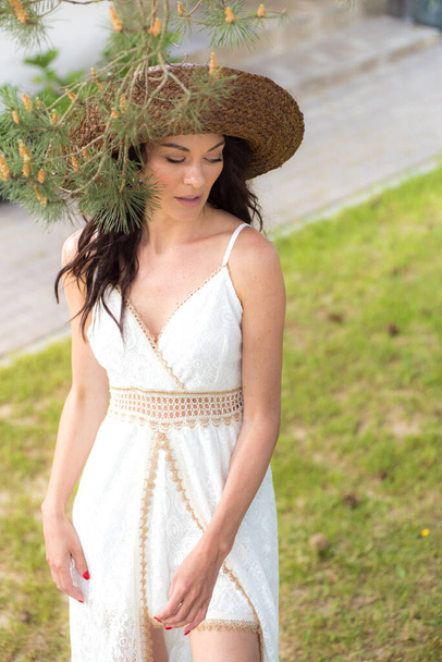 mujer joven en vestido blanco posando al aire libre  - Foto, imagen