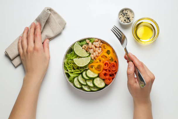 Concepto de almuerzo, tazón de papel con comida - Foto, Imagen