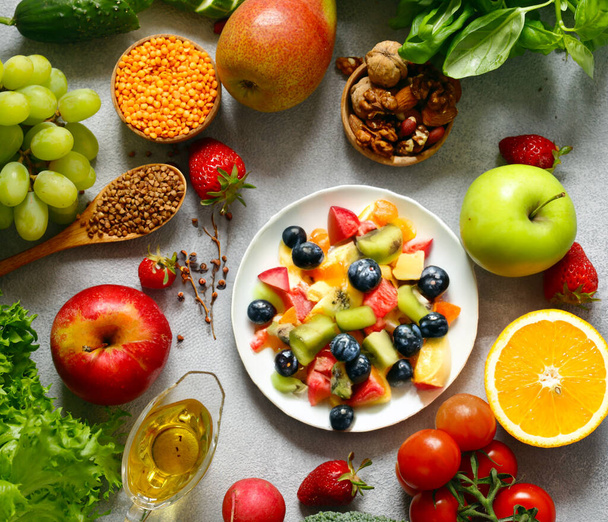 hedelmäsalaatti lautasella, terveellistä ruokaa - Valokuva, kuva