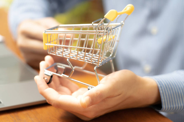 Shopping online with small shopping cart and credit card offers convenient and efficient way to purchase limited number of items, allowing for easy browsing, secure transactions,and seamless checkout. - Foto, Imagem