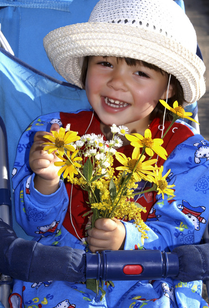 çiçek taşıyan küçük kız. - Fotoğraf, Görsel