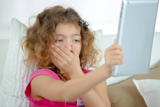 a little girl is shocked - Foto, afbeelding