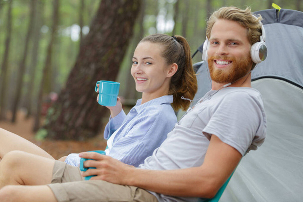 cheerful married couple relaxing in the woods - Foto, imagen