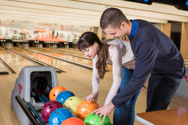 a couple enjoying bowling together - Foto, afbeelding