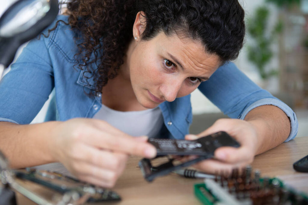 young woman assembling computer components - Foto, Imagem