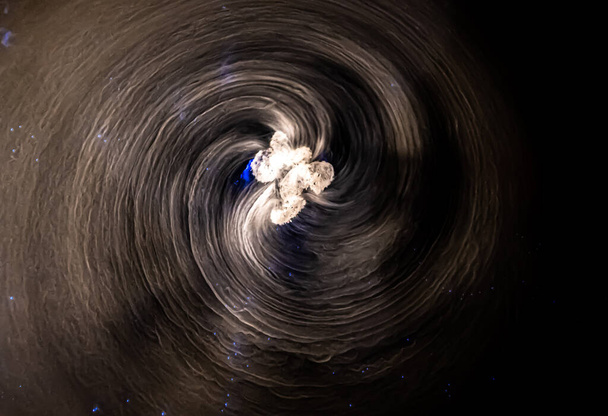 Höyrystävä kuiva jääkristalli laboratoriossa simuloimalla vaikutus Comet Tail - Valokuva, kuva